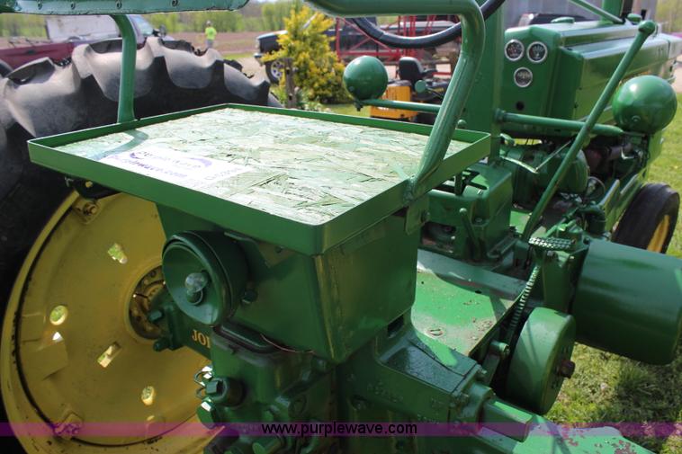 image for item G5394 1952 John Deere B tractor