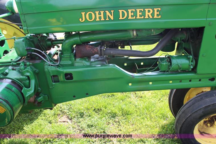 image for item G5394 1952 John Deere B tractor