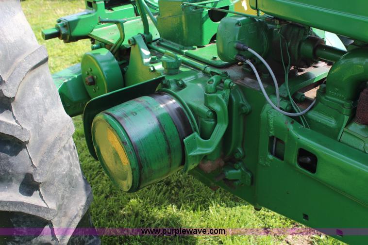 image for item G5394 1952 John Deere B tractor