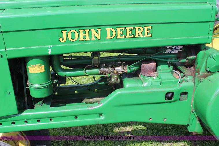 image for item G5394 1952 John Deere B tractor