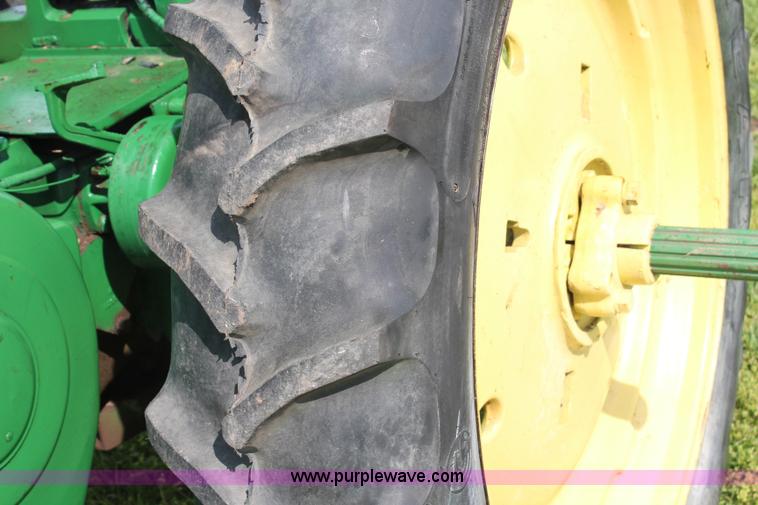 image for item G5394 1952 John Deere B tractor