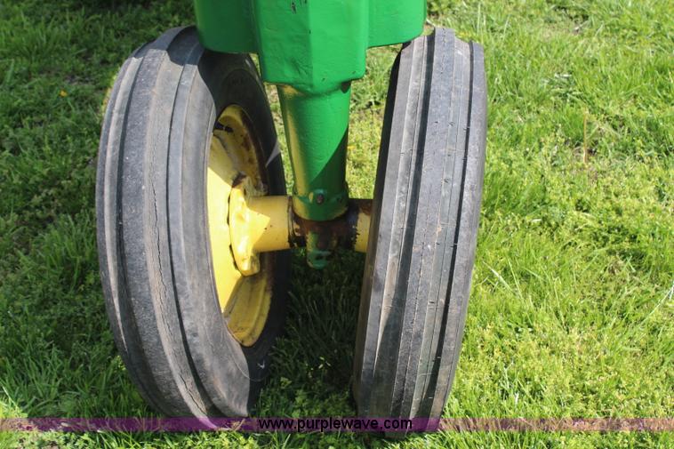 image for item G5394 1952 John Deere B tractor