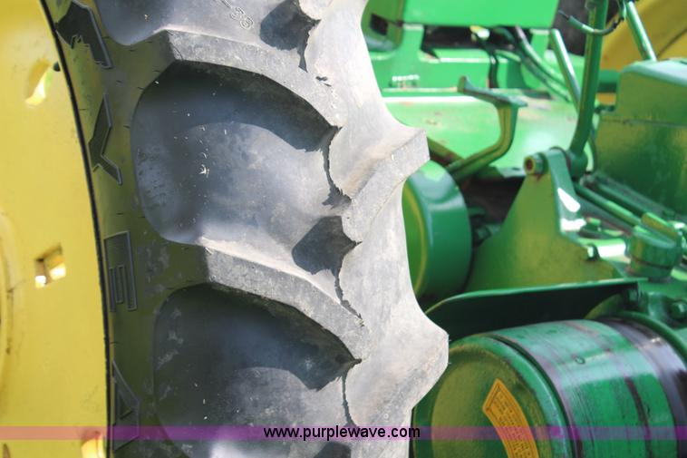 image for item G5394 1952 John Deere B tractor