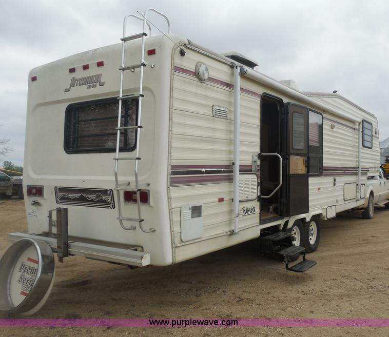 image for item H3182 1992 Nuwa Hitchhiker fifth wheel camper