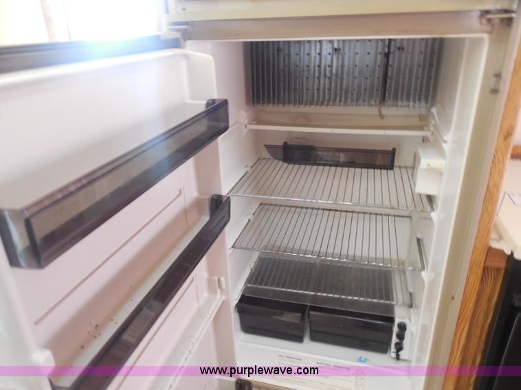 image for item H3182 1992 Nuwa Hitchhiker fifth wheel camper