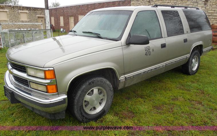 image for item H3221 1999 Chevrolet Suburban C1500 SUV