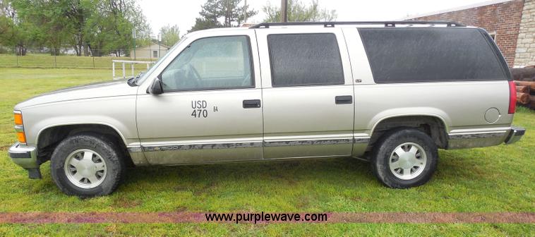 image for item H3221 1999 Chevrolet Suburban C1500 SUV