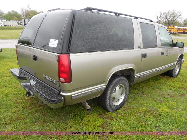 image for item H3221 1999 Chevrolet Suburban C1500 SUV