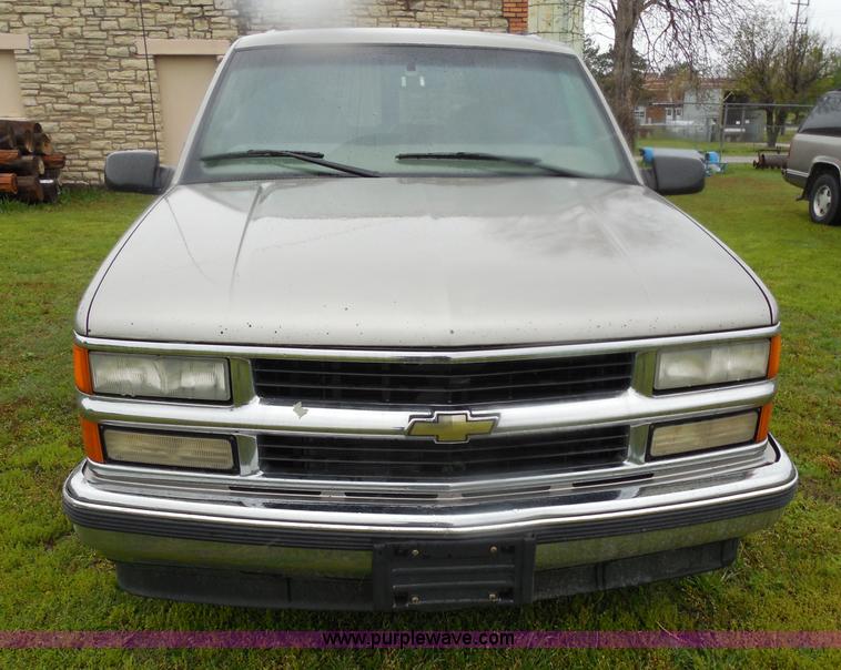 image for item H3221 1999 Chevrolet Suburban C1500 SUV