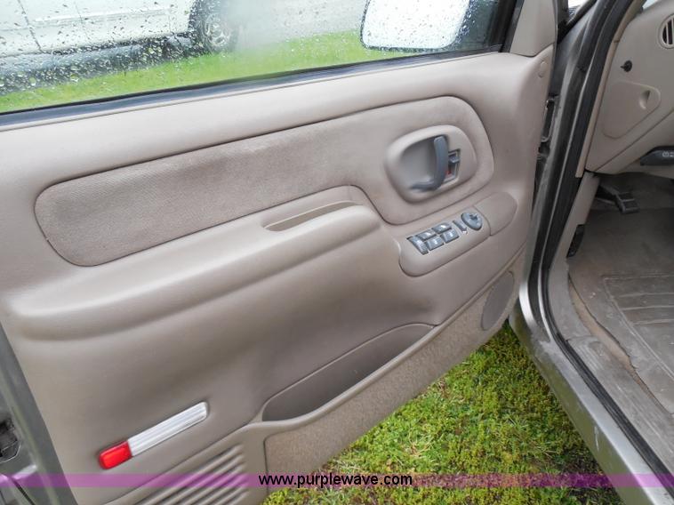 image for item H3221 1999 Chevrolet Suburban C1500 SUV