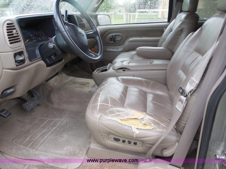 image for item H3221 1999 Chevrolet Suburban C1500 SUV