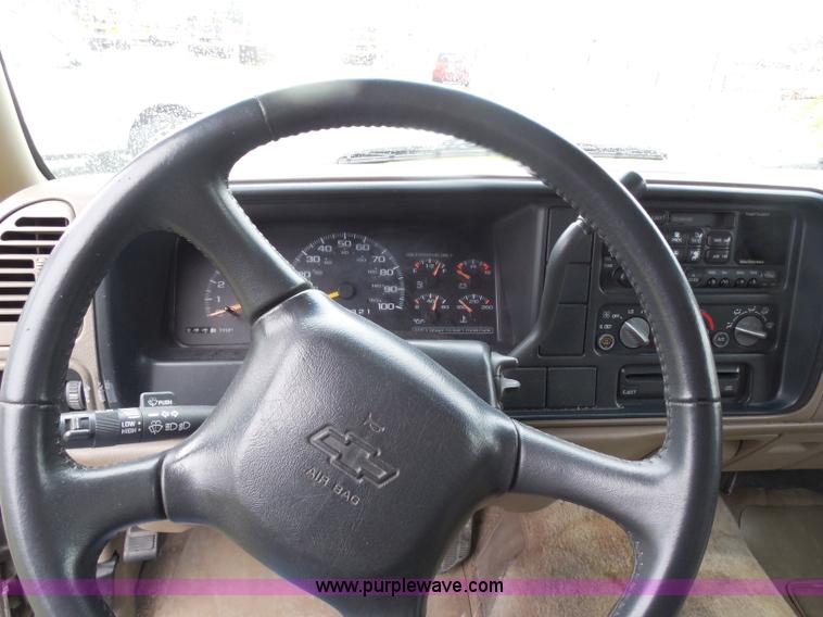 image for item H3221 1999 Chevrolet Suburban C1500 SUV
