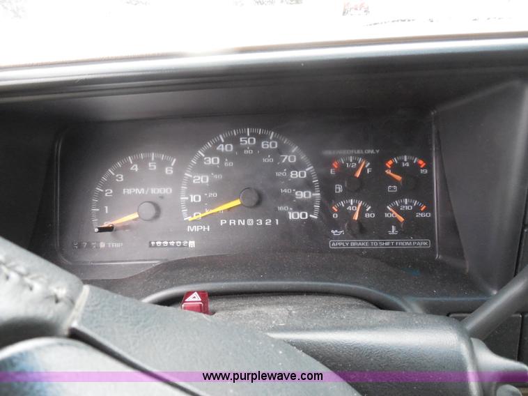 image for item H3221 1999 Chevrolet Suburban C1500 SUV