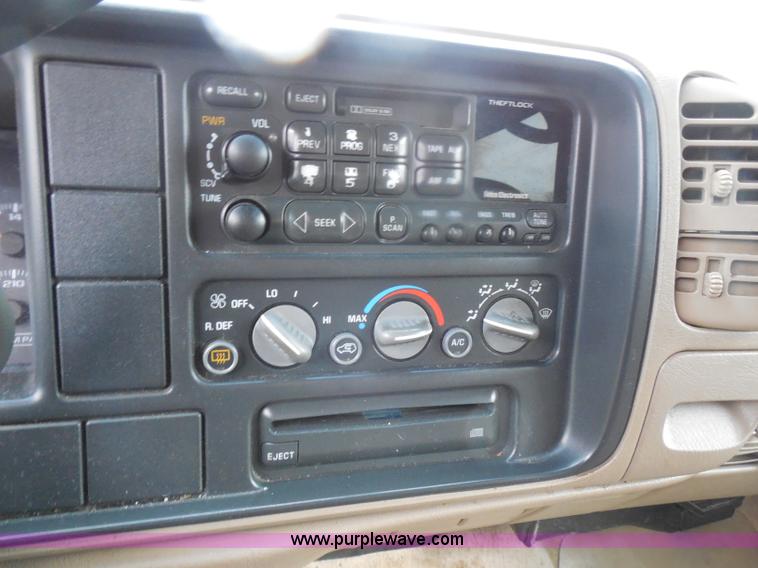 image for item H3221 1999 Chevrolet Suburban C1500 SUV