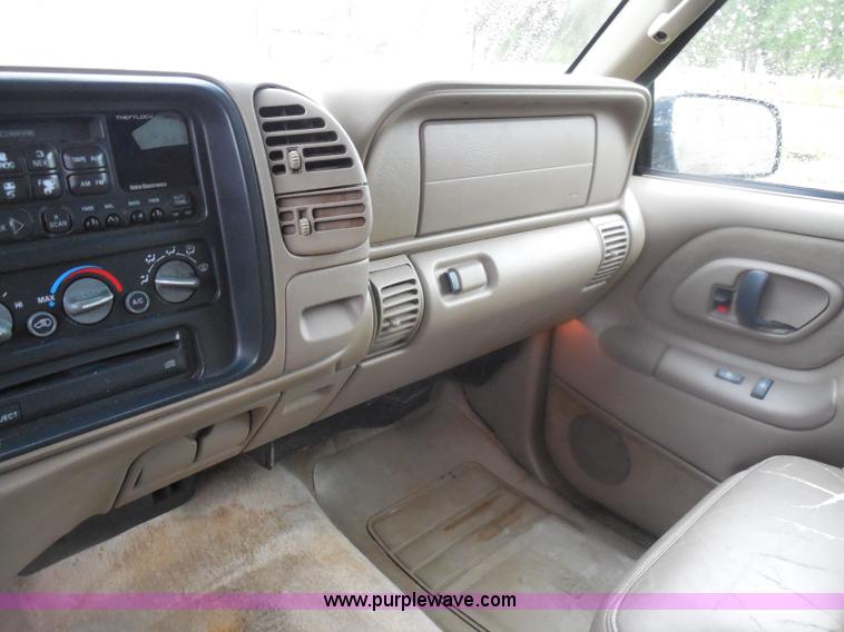 image for item H3221 1999 Chevrolet Suburban C1500 SUV