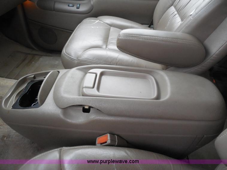 image for item H3221 1999 Chevrolet Suburban C1500 SUV