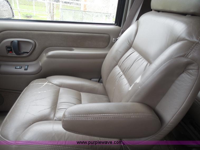 image for item H3221 1999 Chevrolet Suburban C1500 SUV