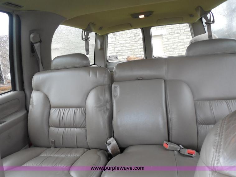 image for item H3221 1999 Chevrolet Suburban C1500 SUV