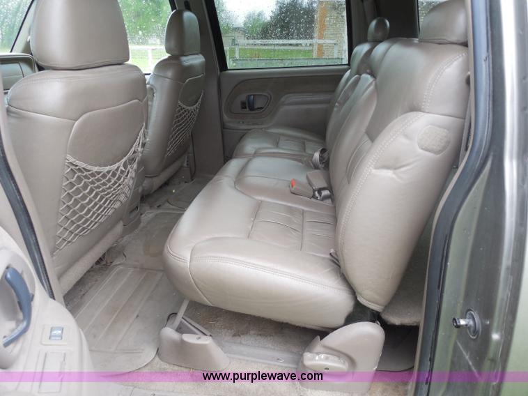 image for item H3221 1999 Chevrolet Suburban C1500 SUV