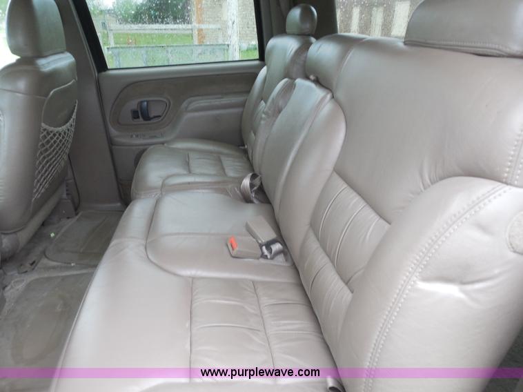 image for item H3221 1999 Chevrolet Suburban C1500 SUV