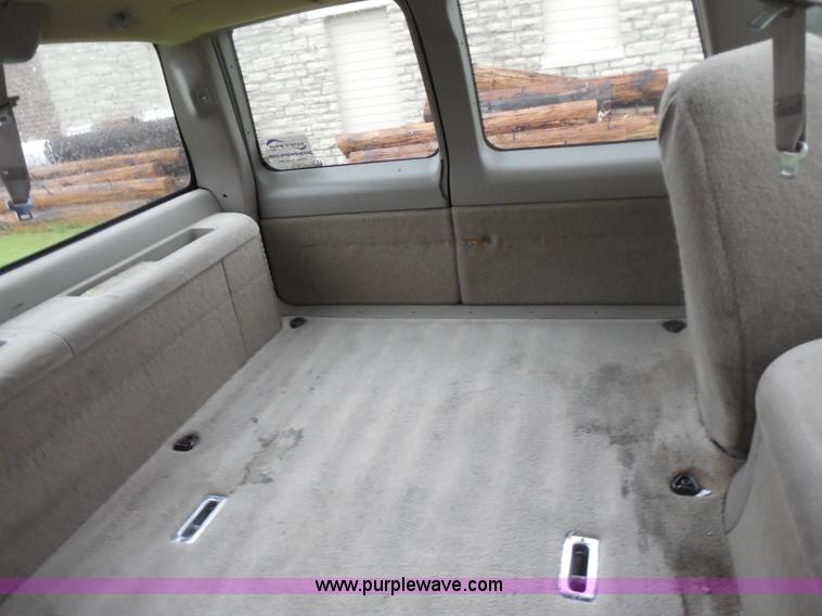 image for item H3221 1999 Chevrolet Suburban C1500 SUV