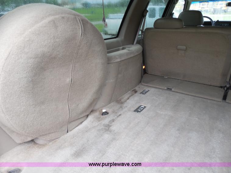 image for item H3221 1999 Chevrolet Suburban C1500 SUV