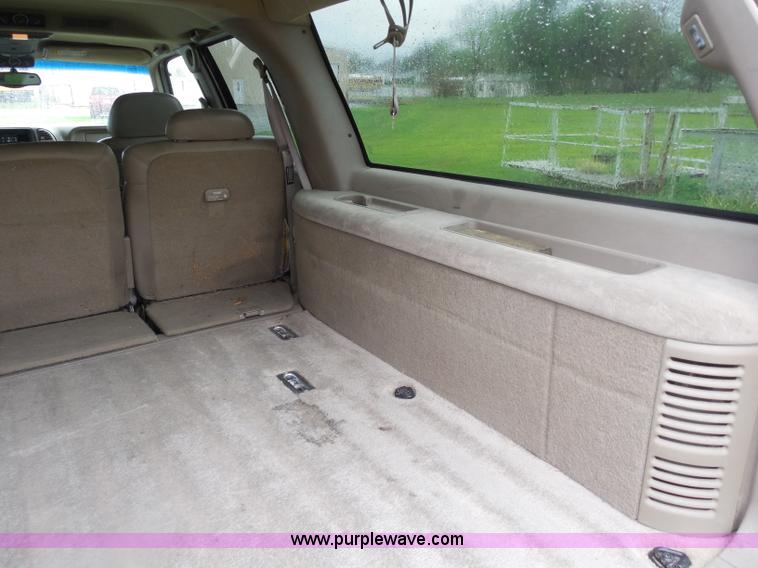 image for item H3221 1999 Chevrolet Suburban C1500 SUV