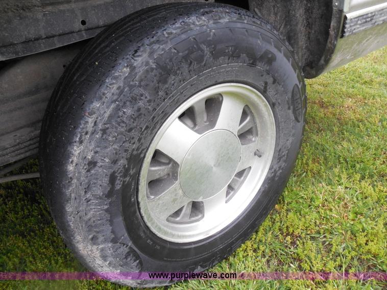 image for item H3221 1999 Chevrolet Suburban C1500 SUV
