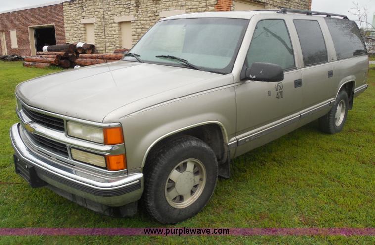 image for item H3223 1999 Chevrolet Suburban C1500 SUV