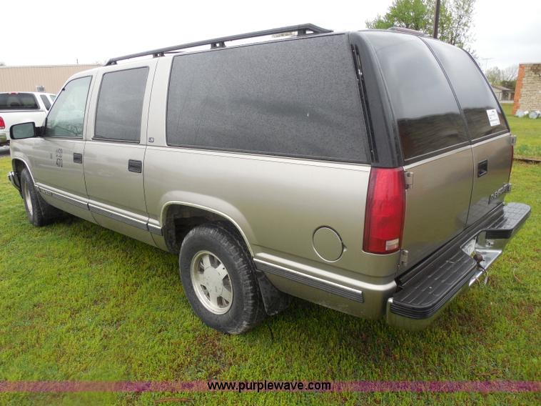 image for item H3223 1999 Chevrolet Suburban C1500 SUV