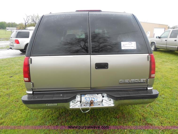 image for item H3223 1999 Chevrolet Suburban C1500 SUV