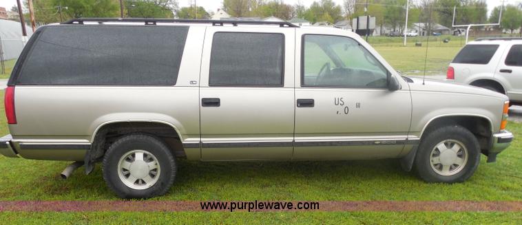 image for item H3223 1999 Chevrolet Suburban C1500 SUV