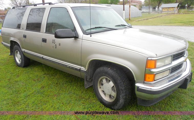 image for item H3223 1999 Chevrolet Suburban C1500 SUV