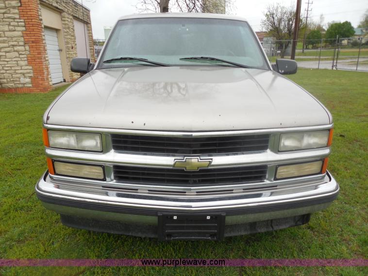 image for item H3223 1999 Chevrolet Suburban C1500 SUV