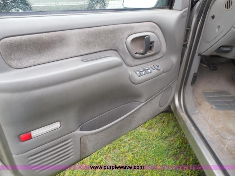 image for item H3223 1999 Chevrolet Suburban C1500 SUV