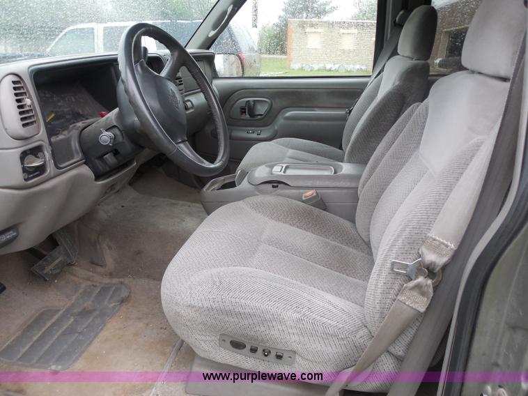 image for item H3223 1999 Chevrolet Suburban C1500 SUV