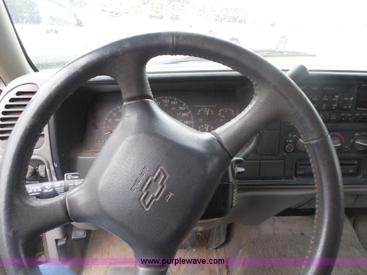 image for item H3223 1999 Chevrolet Suburban C1500 SUV