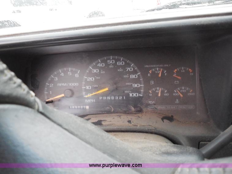 image for item H3223 1999 Chevrolet Suburban C1500 SUV