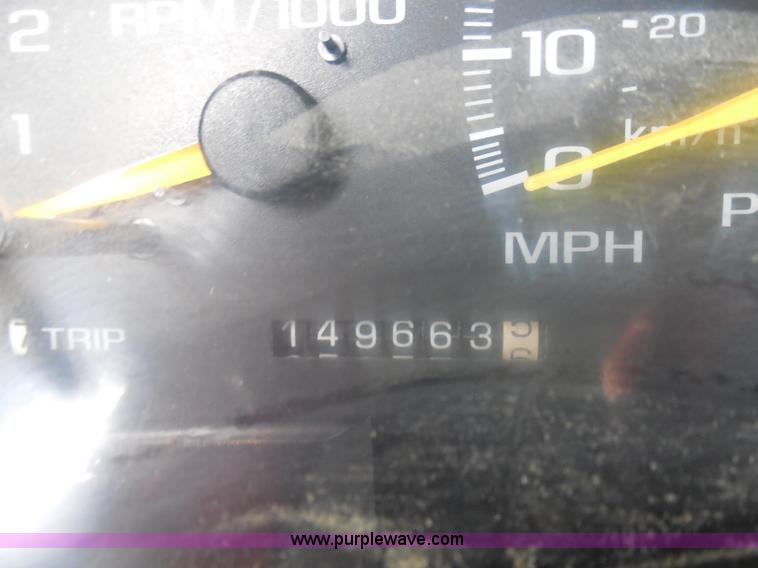 image for item H3223 1999 Chevrolet Suburban C1500 SUV