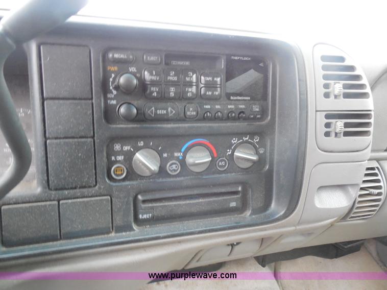 image for item H3223 1999 Chevrolet Suburban C1500 SUV