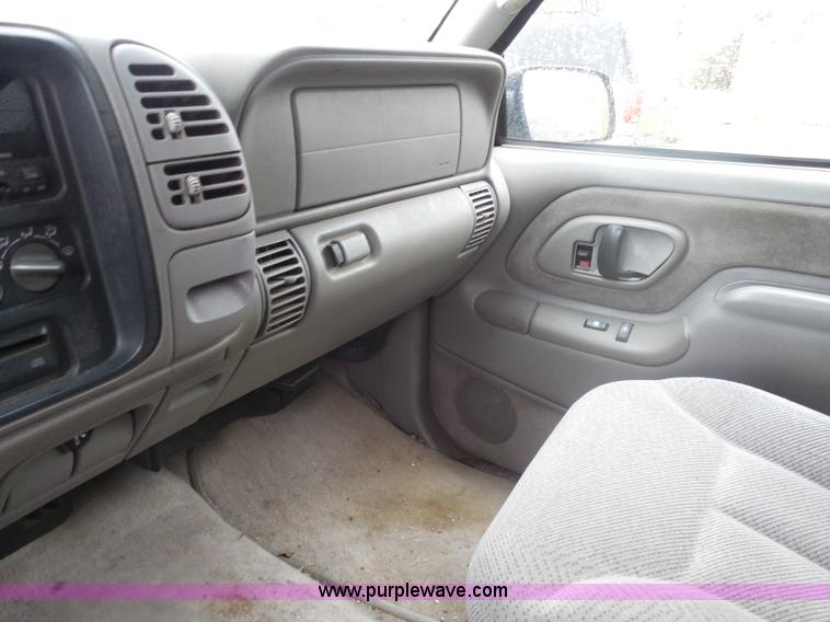 image for item H3223 1999 Chevrolet Suburban C1500 SUV