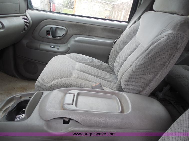 image for item H3223 1999 Chevrolet Suburban C1500 SUV