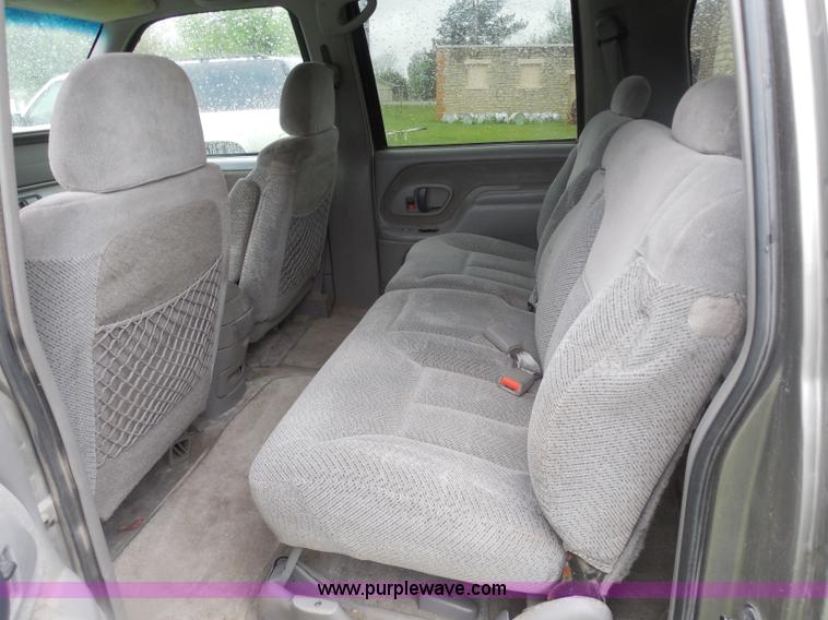 image for item H3223 1999 Chevrolet Suburban C1500 SUV