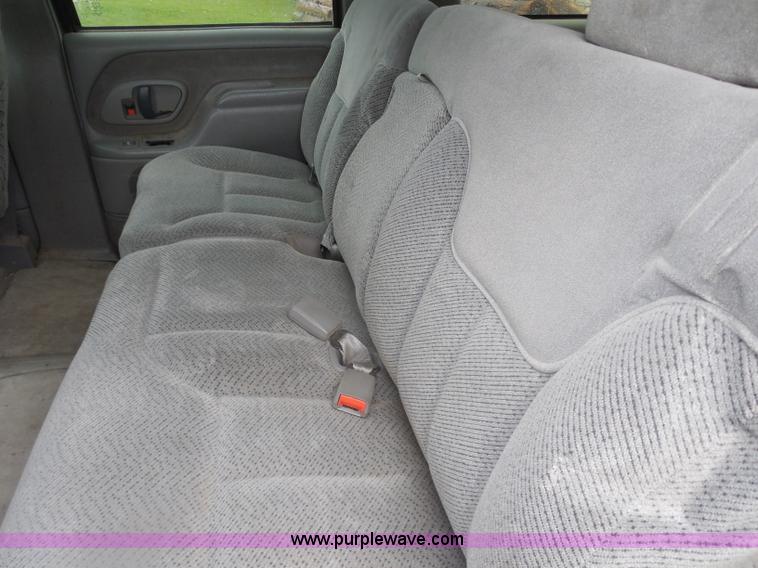 image for item H3223 1999 Chevrolet Suburban C1500 SUV