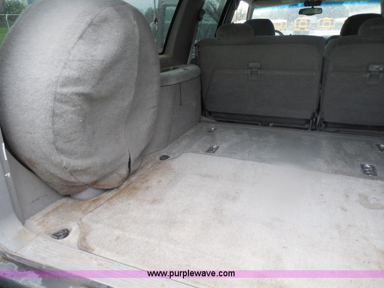 image for item H3223 1999 Chevrolet Suburban C1500 SUV