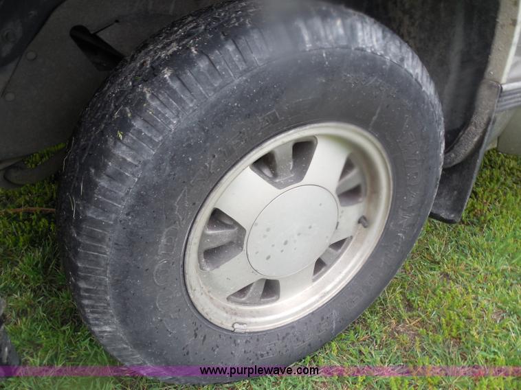 image for item H3223 1999 Chevrolet Suburban C1500 SUV