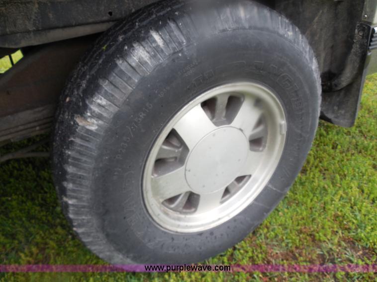 image for item H3223 1999 Chevrolet Suburban C1500 SUV