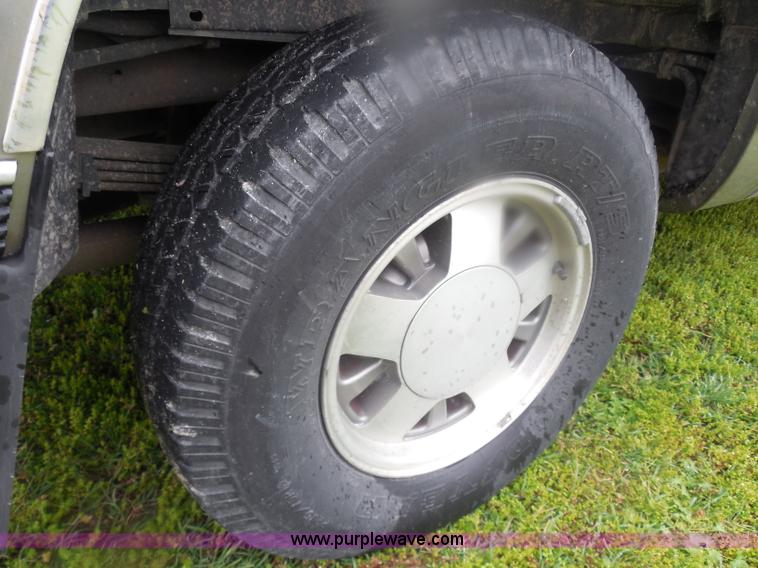 image for item H3223 1999 Chevrolet Suburban C1500 SUV