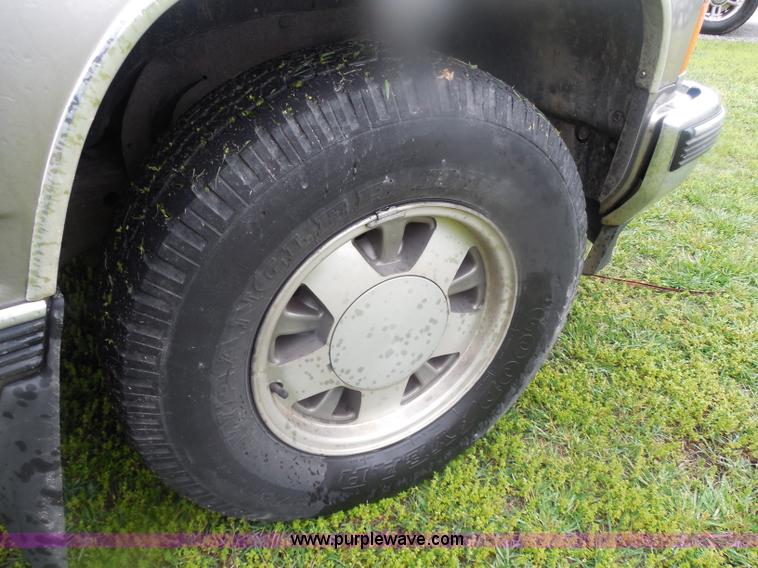 image for item H3223 1999 Chevrolet Suburban C1500 SUV