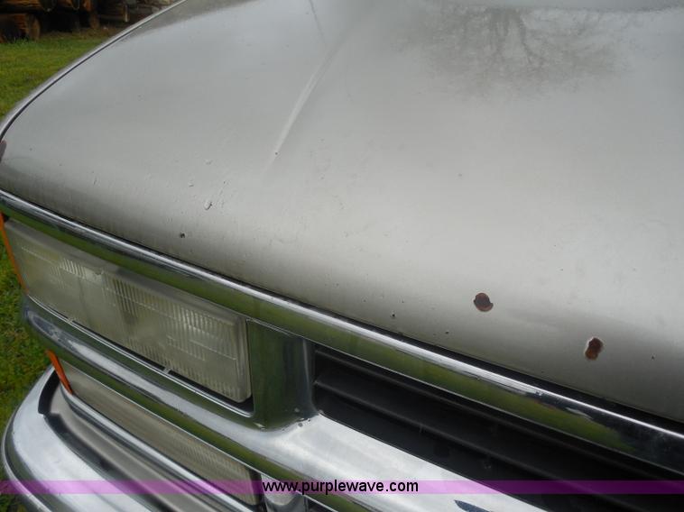 image for item H3223 1999 Chevrolet Suburban C1500 SUV